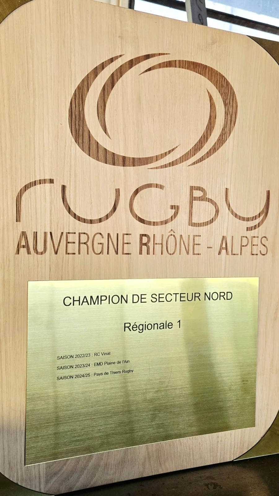 Trophée gravé sur bois et plaque métallique