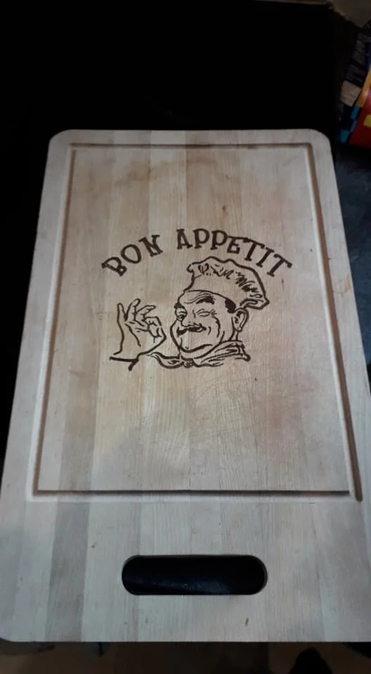 Planche en bois avec gravure Bon appétit