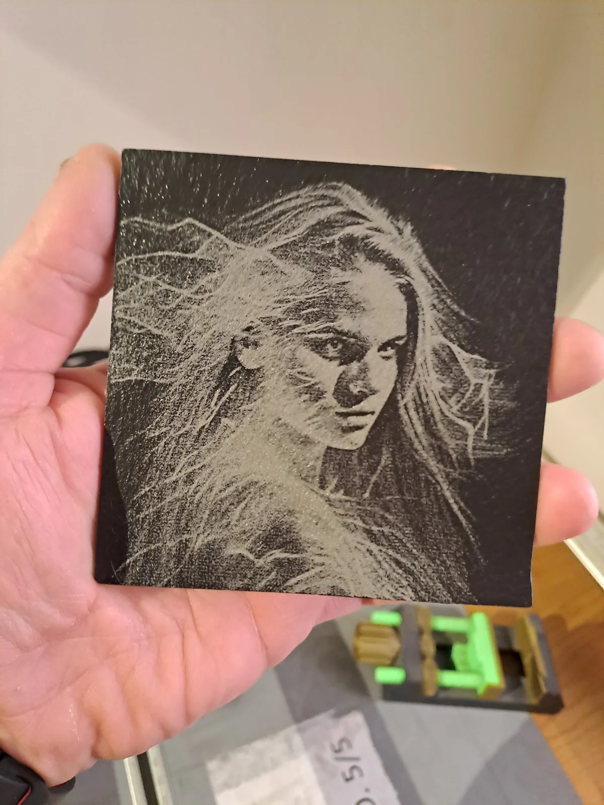 Portrait détaillé gravé sur une petite plaque sombre