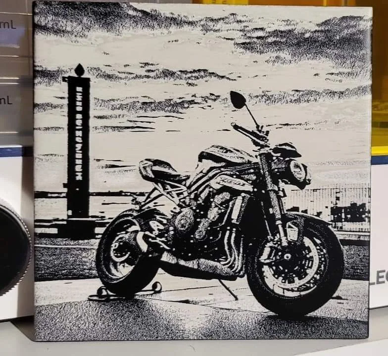 Moto gravée avec un paysage en arrière-plan