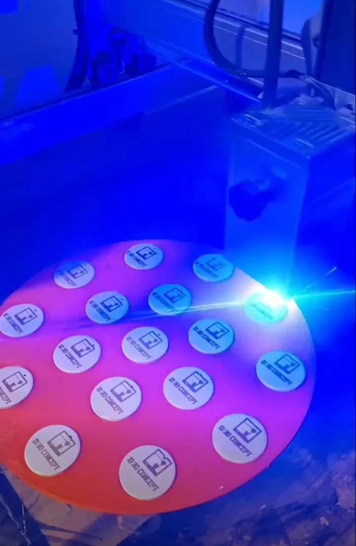 Petites pièces rondes personnalisées pendant la gravure laser