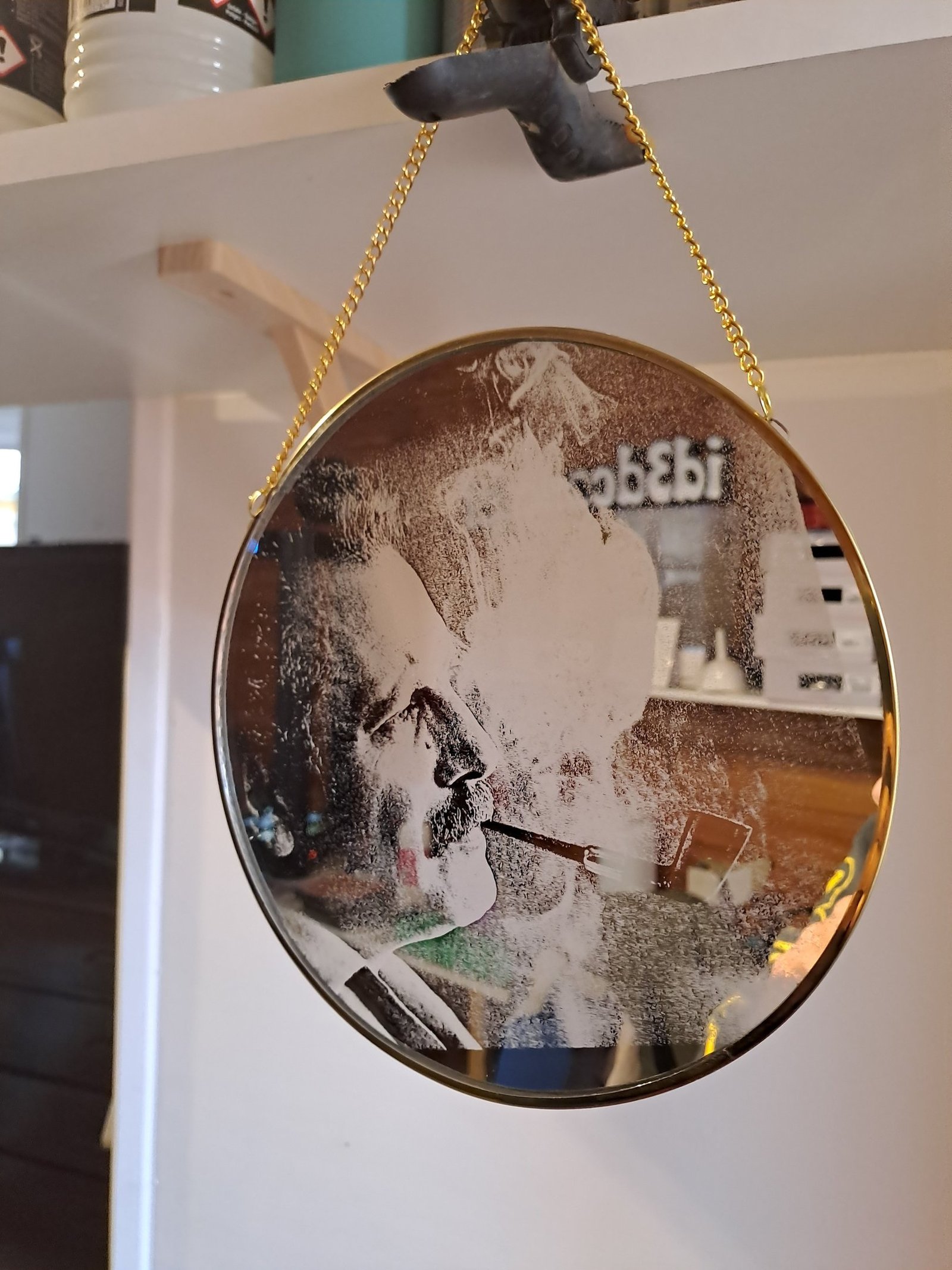 Portrait détaillé gravé sur un miroir rond