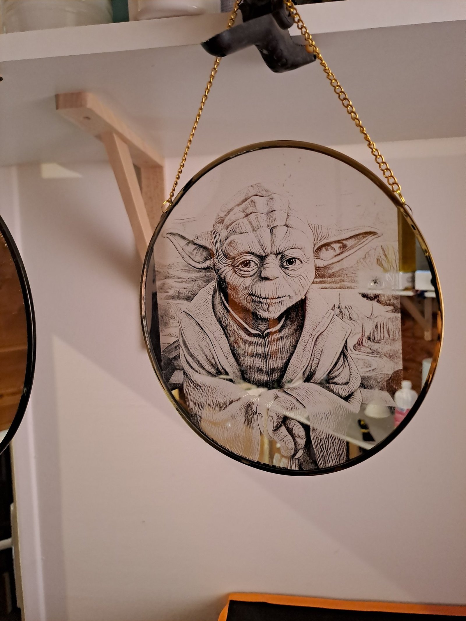 Personnage gravé sur un miroir rond