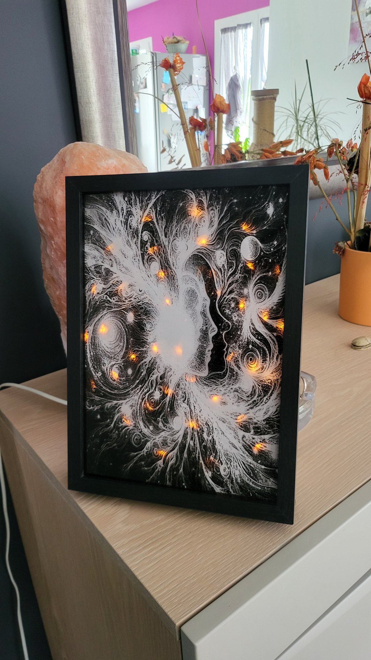 Panneau de verre gravé et mis en lumière dans un cadre