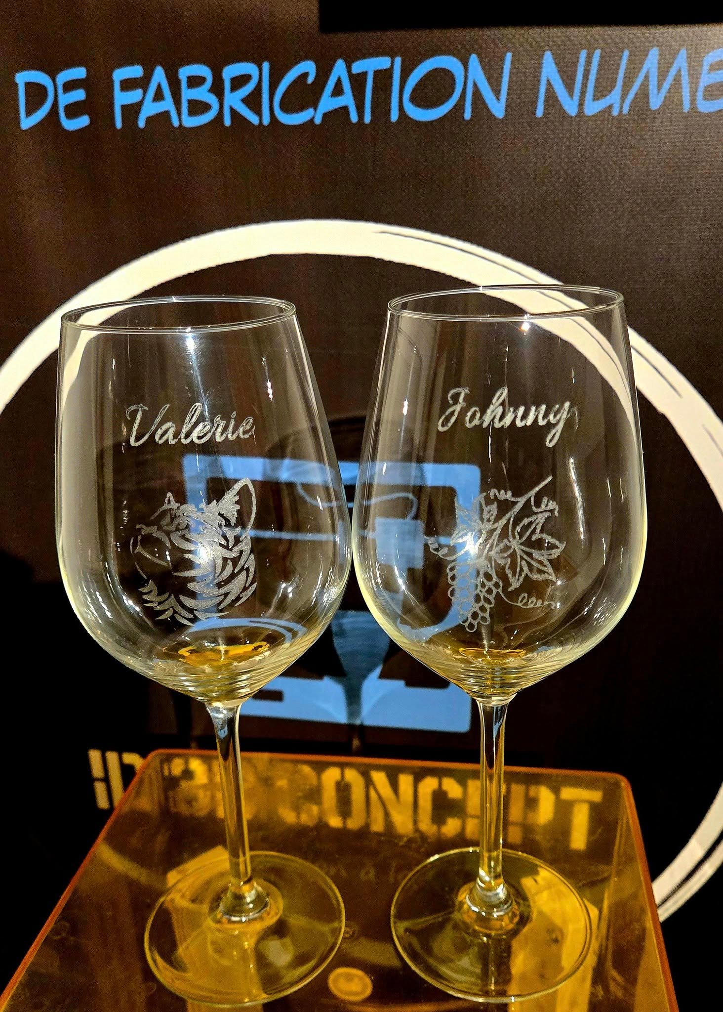 Paire de verres à vin personnalisés avec prénoms et motifs