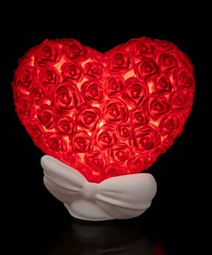 Lampe rouge en forme de cœur composée de roses imprimées