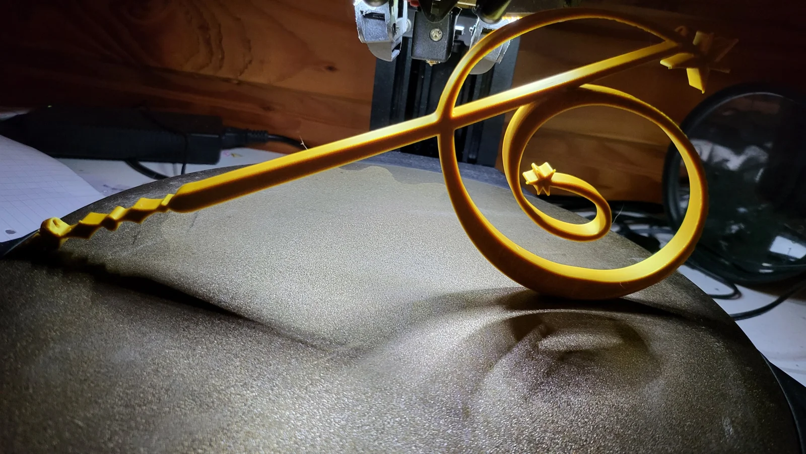 Élément décoratif courbe jaune fabriqué en impression 3D