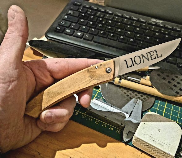 Couteau préparé pour une gravure personnalisée