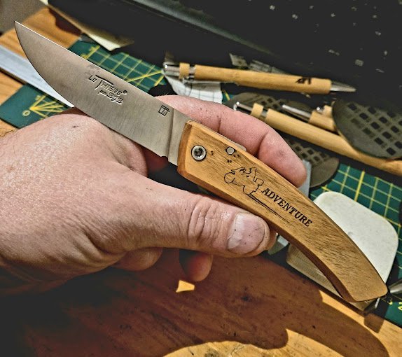 Détail du prénom gravé sur le couteau