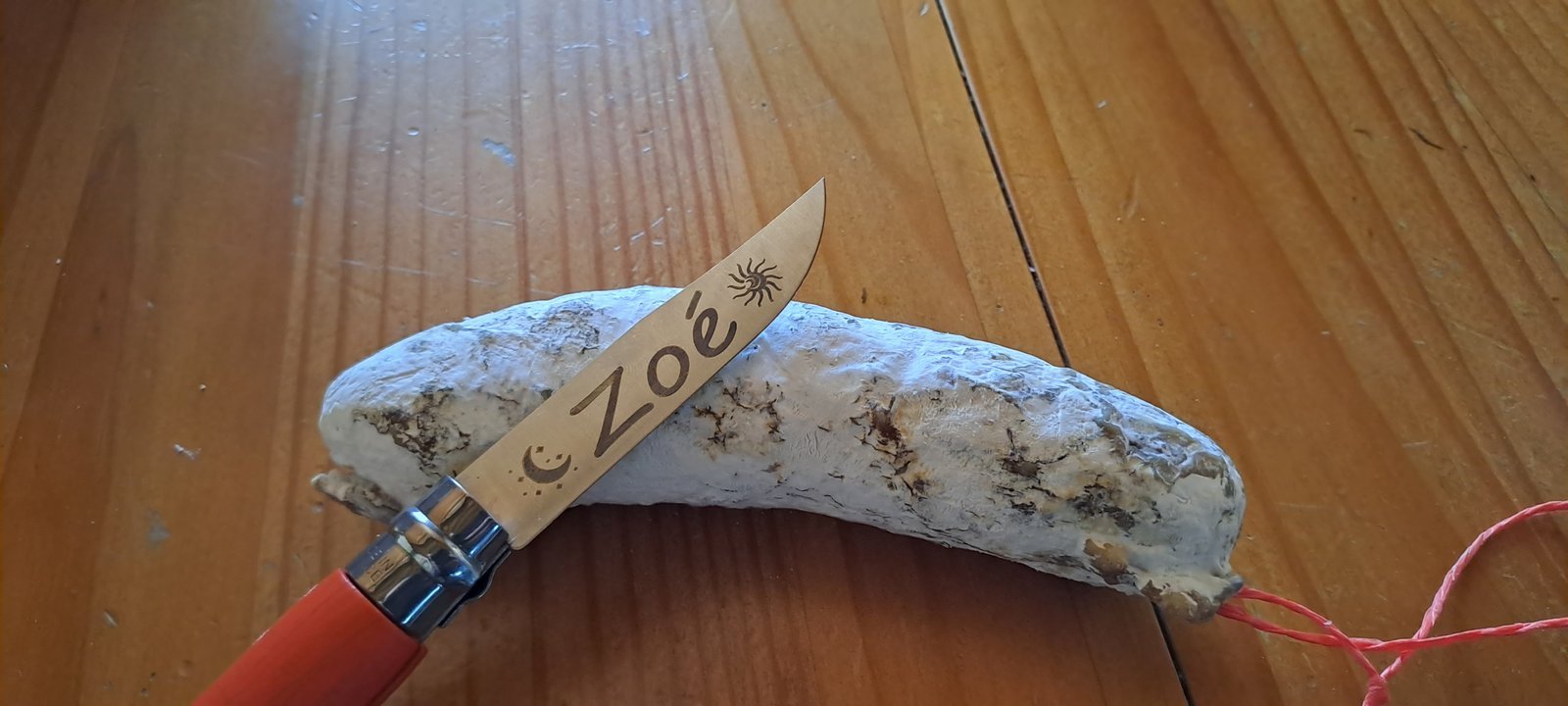 Prénom Zoé gravé sur la lame d’un couteau