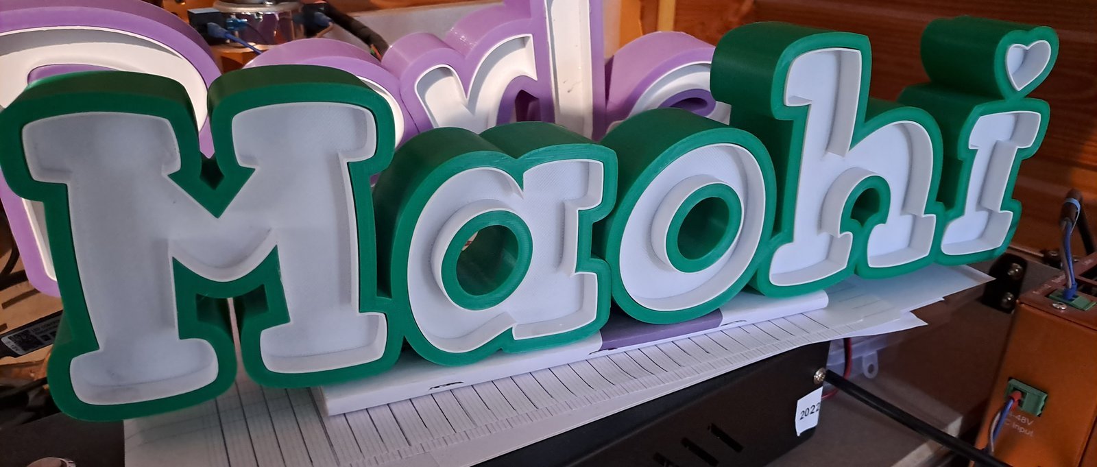 Détail de la fabrication de l’enseigne lumineuse