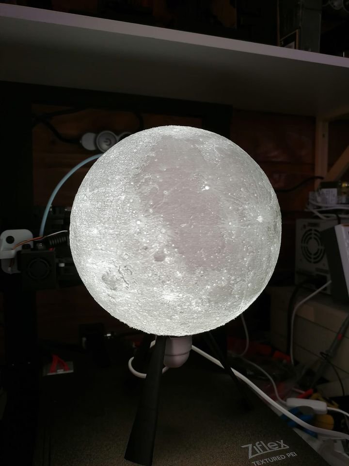 Lampe lune fabriquée en impression 3D à l’atelier