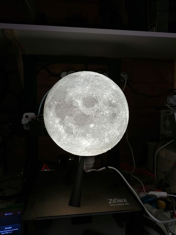 Lampe lune fabriquée en impression 3D — vue 2