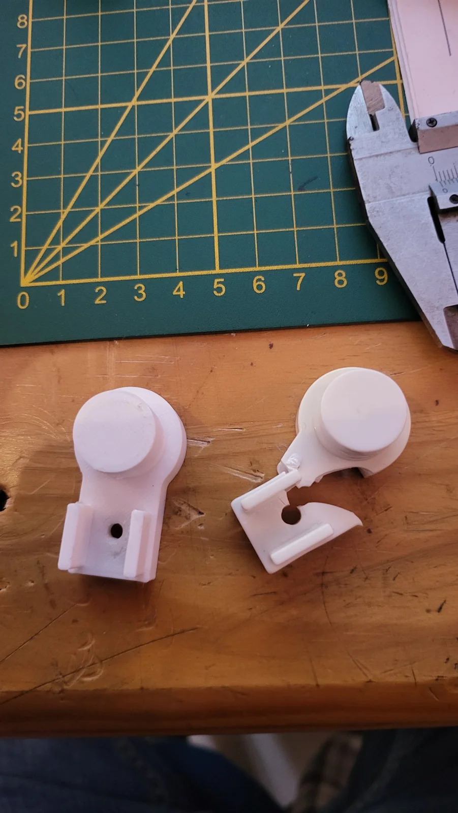 Petites pièces blanches fabriquées à l’atelier