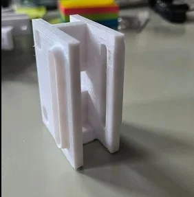 Pièce technique blanche fabriquée en impression 3D