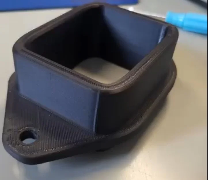Pièce reproduite en impression 3D, avec ouverture rectangulaire et bride