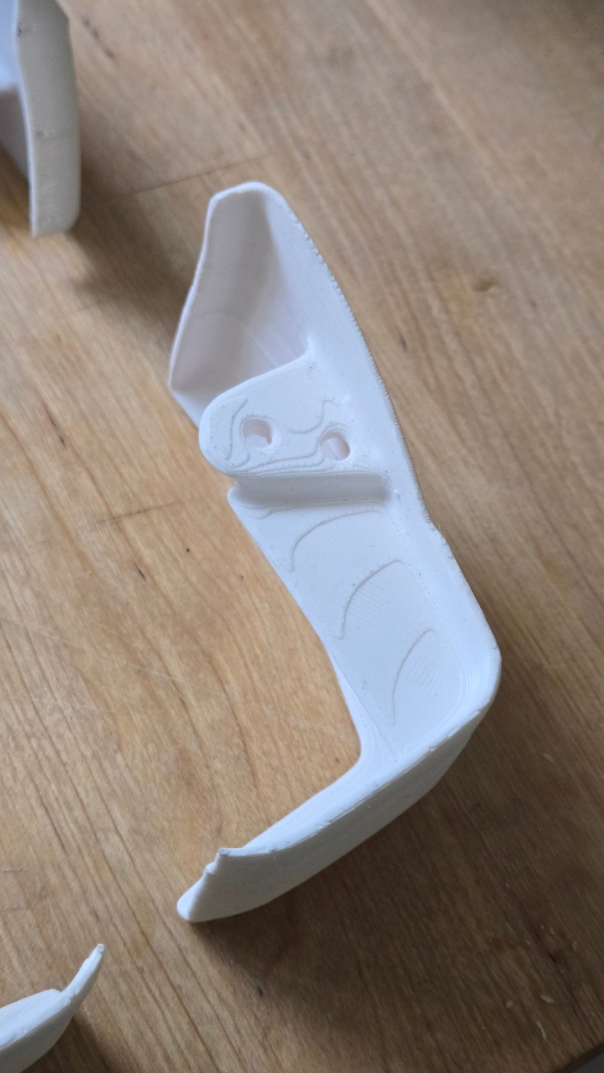 Nouvelle pièce d’auvent blanche imprimée en ASA avec deux trous de fixation