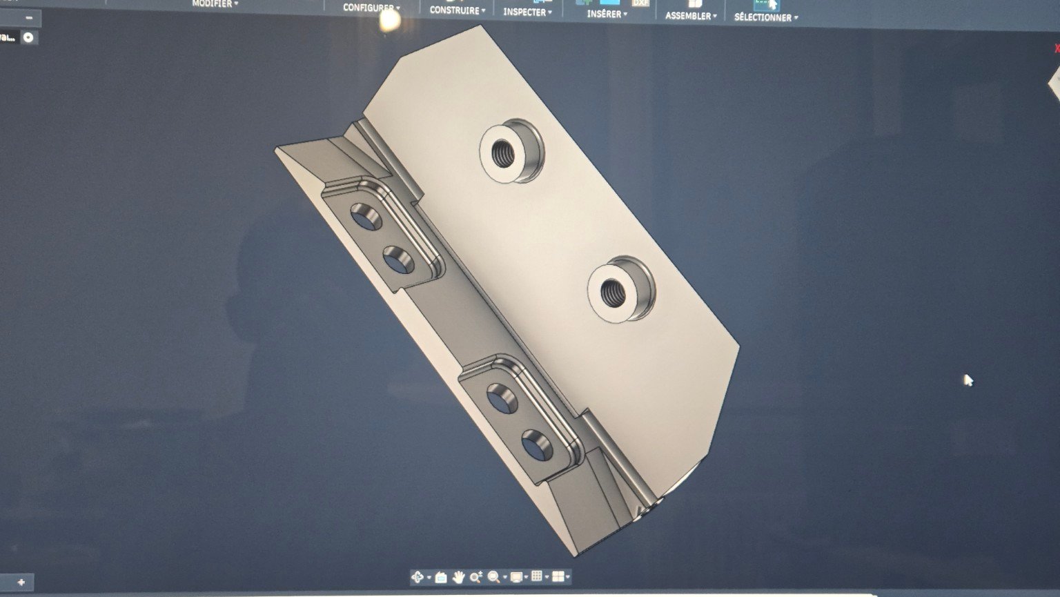 Modèle 3D de la charnière de caravane montrant les deux logements filetés
