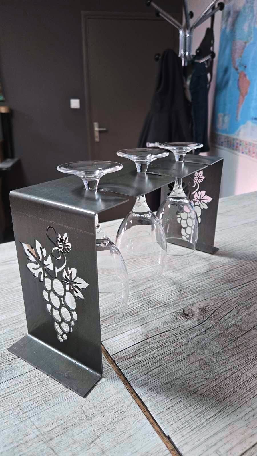Porte-verres métallique avec motif de vigne découpé