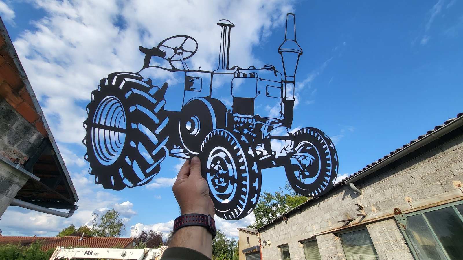 Silhouette détaillée d’un tracteur réalisée par découpe laser