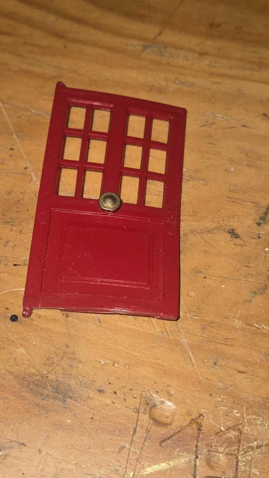 Porte rouge d’origine du jouet de collection, vue de face.